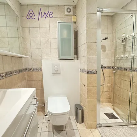 Powerful King Bed Wifi Center Homestay